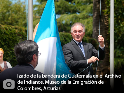 Izado de la bandera de Guatemala en el Archivo de Indianos. Museo de la Emigración de Colombres, Asturias