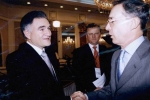 Dionisio Gutiérrez con el presidente de Colombia (2002-2006 y 2006-2010), Álvaro Uribe Vélez