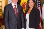 Dionisio Gutiérrez con Leslie Alessandra, ex oficial sénior, experta del FBI para América Latina en temas de corrupción, lavado de dinero y narcotráfico.