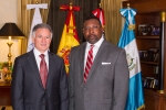Dionisio Gutiérrez con Lalo Griffiths, funcionario de Homeland Security