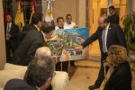 Ministro de Economía, Antonio Malouf, regala a Fundación Libertad y Desarrollo un cuadro sobre la unión centroamericana