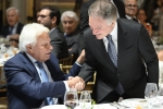 Dioniso Gutiérrez saludando al presidente Felipe González