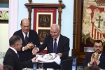 Dionisio Gutierrez entrega la bandera de Guatemala al presidente del Archivo de Indianos, Francisco Rodríguez