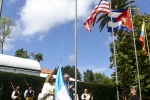 Izado de la bandera de Guatemala en exteriores. Archivo de Indianos. Museo de la Emigración de Colombres, Asturias