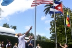 Izado de la bandera de Guatemala. Archivo de Indianos. Museo de la Emigración de Colombres, Asturias