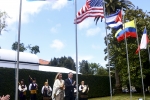 Dionisio Gutiérrez y Ana Goubaud de Gutiérrez izan la bandera de Guatemala. Archivo de Indianos. Museo de la Emigración de Colombres, Asturias