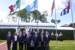 Dionisio Gutierrez, junto con el presidente del Principado de Asturias, los expresidentes de Iberoamérica y las autoridades del Archivo de Indianos ante la bandera de Guatemala