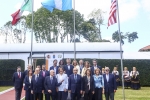 Dionisio Gutierrez, junto con el presidente del Principado de Asturias, los expresidentes de Iberoamérica y las autoridades del Archivo de Indianos ante la bandera de Guatemala