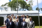 Dionisio Gutierrez, junto con los panelistas y protagonistas del VI Encuentro Ciudadano ante la bandera de Guatemala