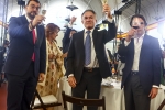 (izq. der.) Adrián Barbón, presidente del Principado de Asturias; Dionisio Gutierrez, presidente de Fundación Libertad y Desarrollo y José María Aznar, expresidente de gobierno de España brindan por la bienvenida de Dionisio Gutierrez como patrono de honor en la fundación Archivo de Indianos
