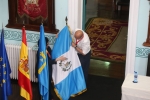 Izado de la bandera de Guatemala en interiores. Archivo de Indianos. Museo de la Emigración de Colombres, Asturias